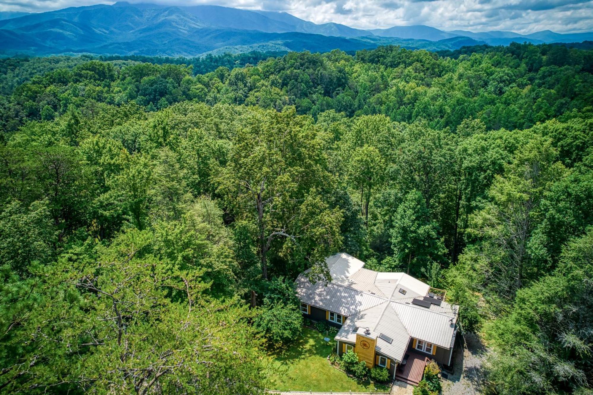Whispering Winds, Hot Tub, Game Room, Wifi, 1089 Free Tickets Each Paid Day, Dollywood And More Gatlinburg Exterior photo